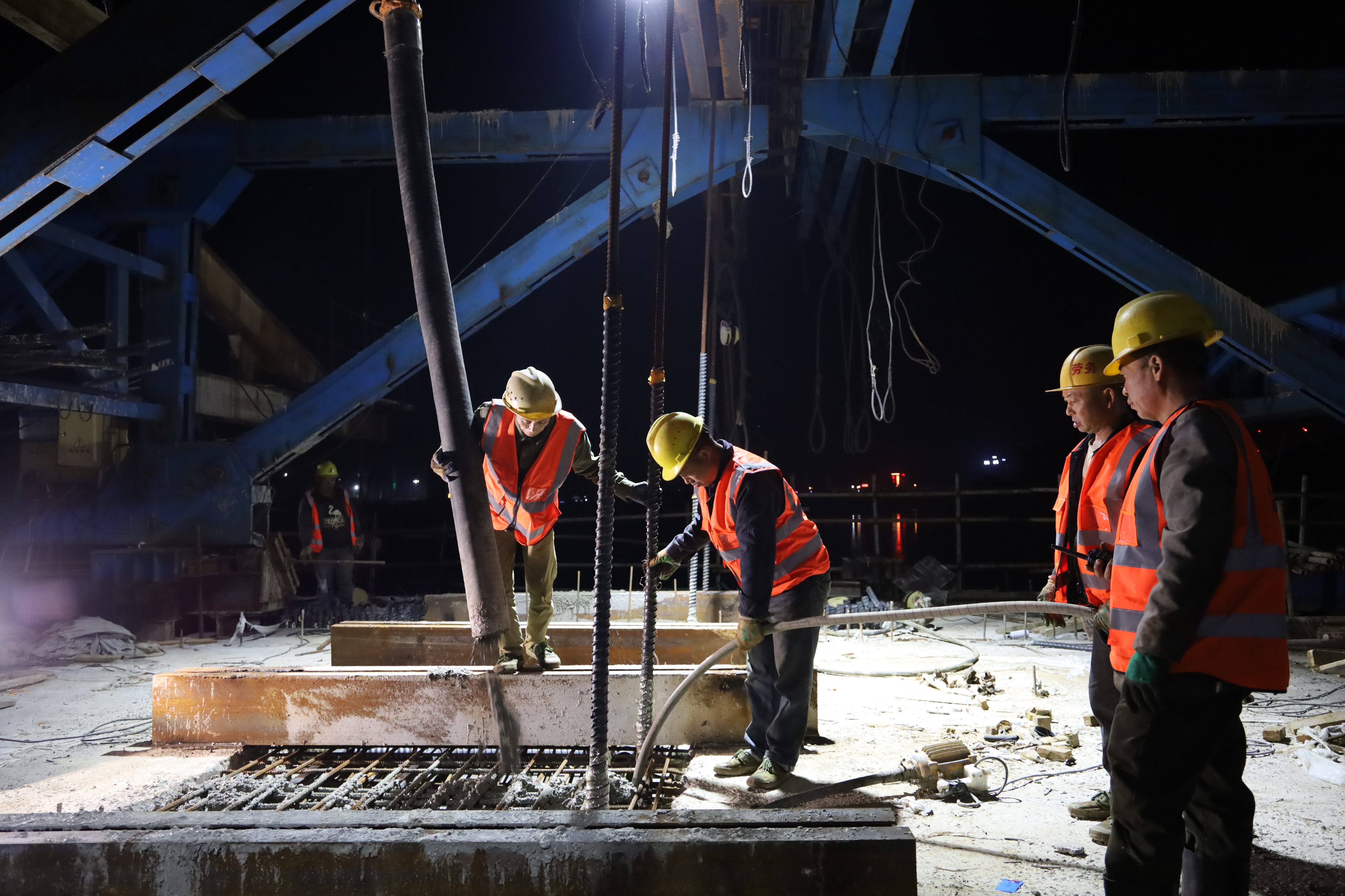 紅壁巖大橋中跨合龍段施工順利完成！