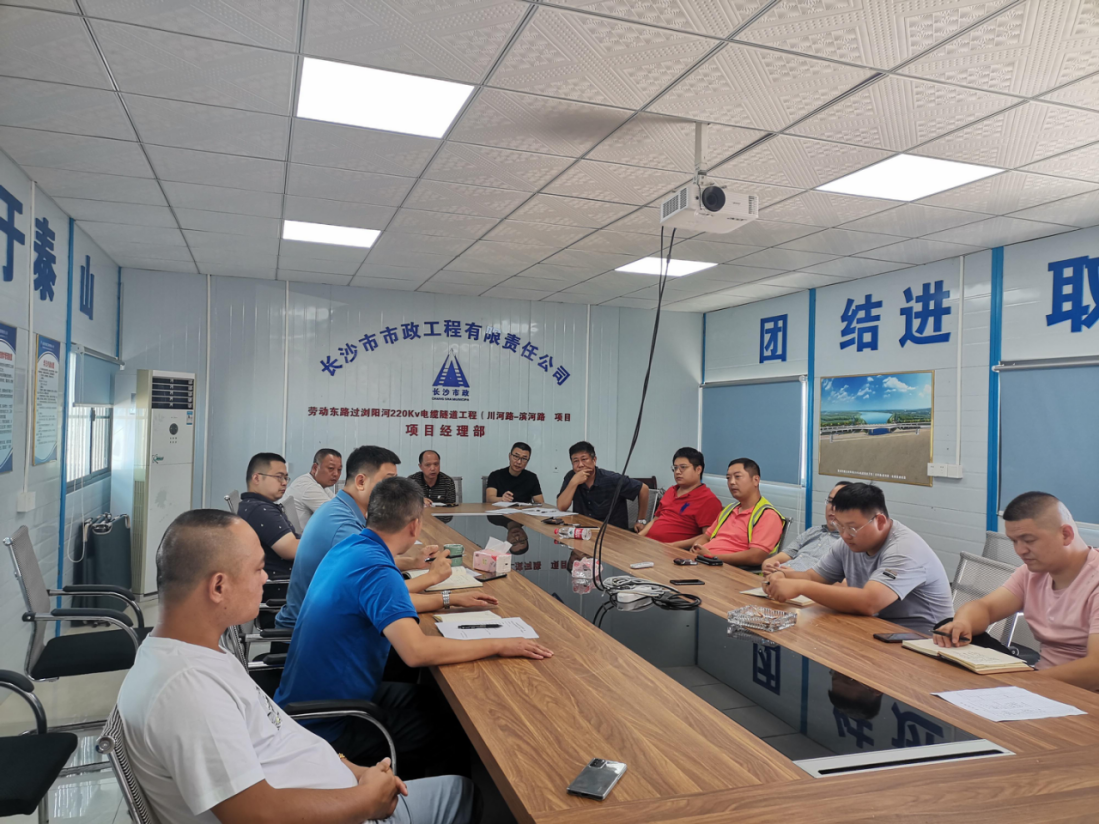 獻(xiàn)禮國(guó)慶 | 勞動(dòng)?xùn)|路過(guò)瀏陽(yáng)河220kV電纜隧道工程頂進(jìn)設(shè)備順利完成吊裝！